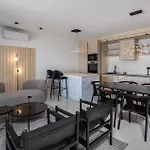 3 Bedroom Beautiful In 诺维·维诺多尔斯基