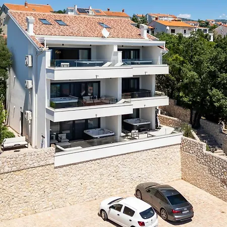 Awesome Apartment In Novi Vinodolski With Wifi شقة *